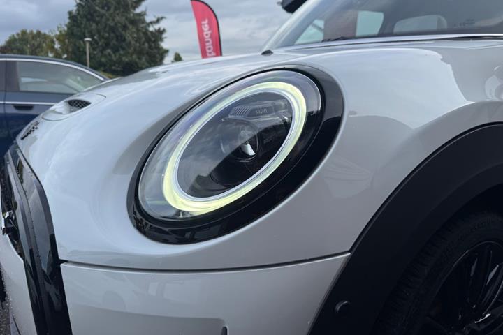Hvid Mini Cooper SE fra 2023