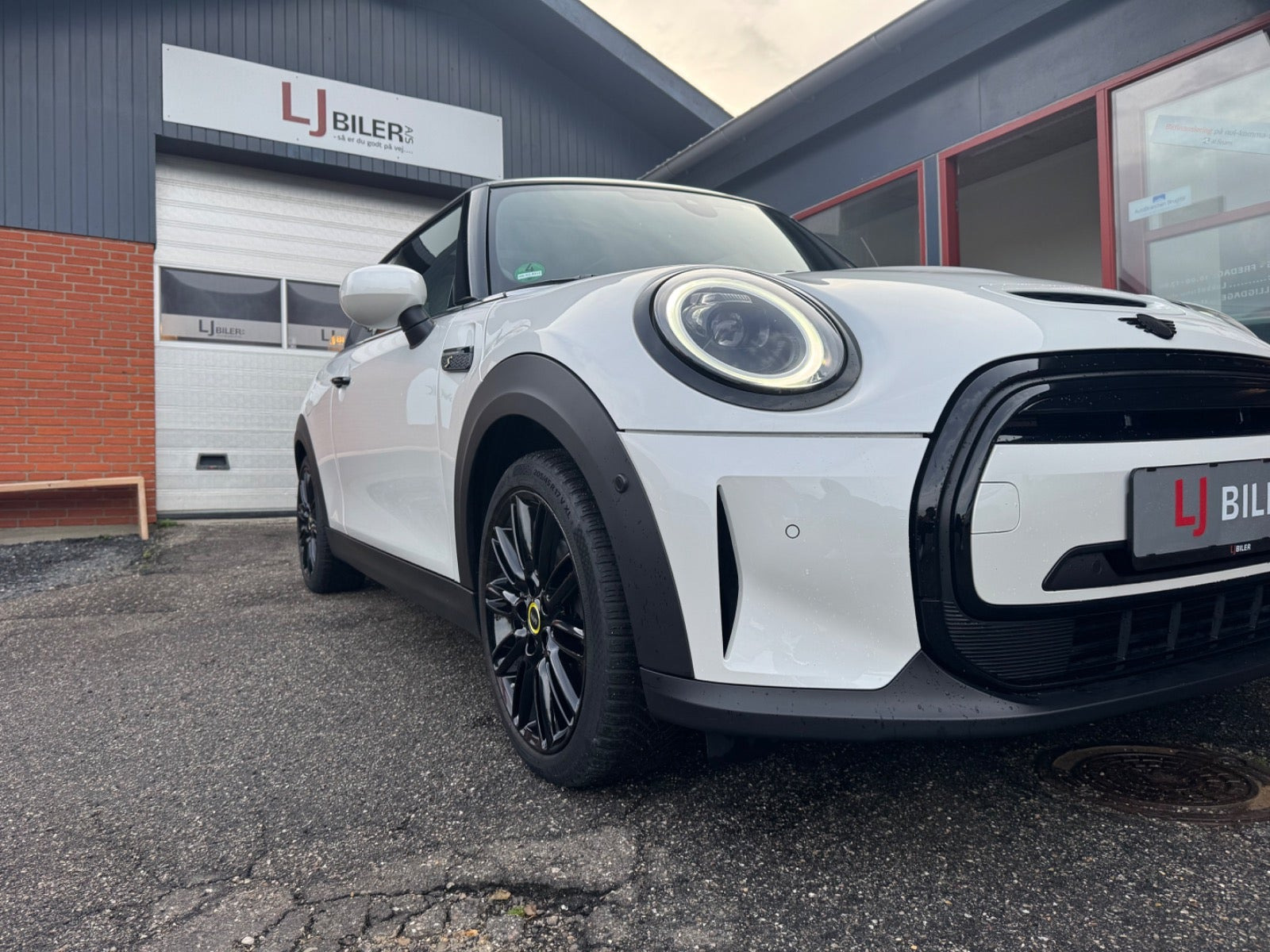 Hvid Mini Cooper SE fra 2023