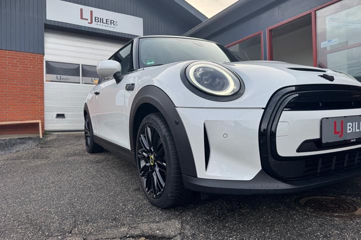 Hvid Mini Cooper SE fra 2023