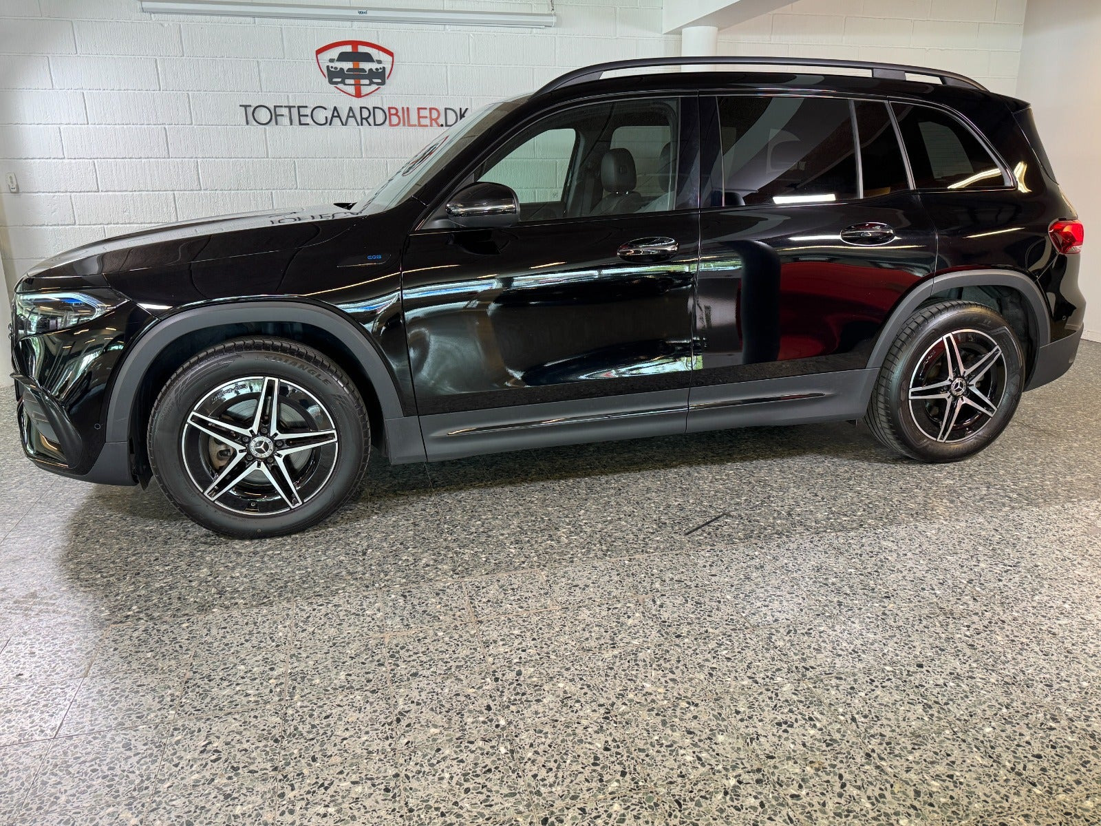 Sort Mercedes EQB250 fra 2023