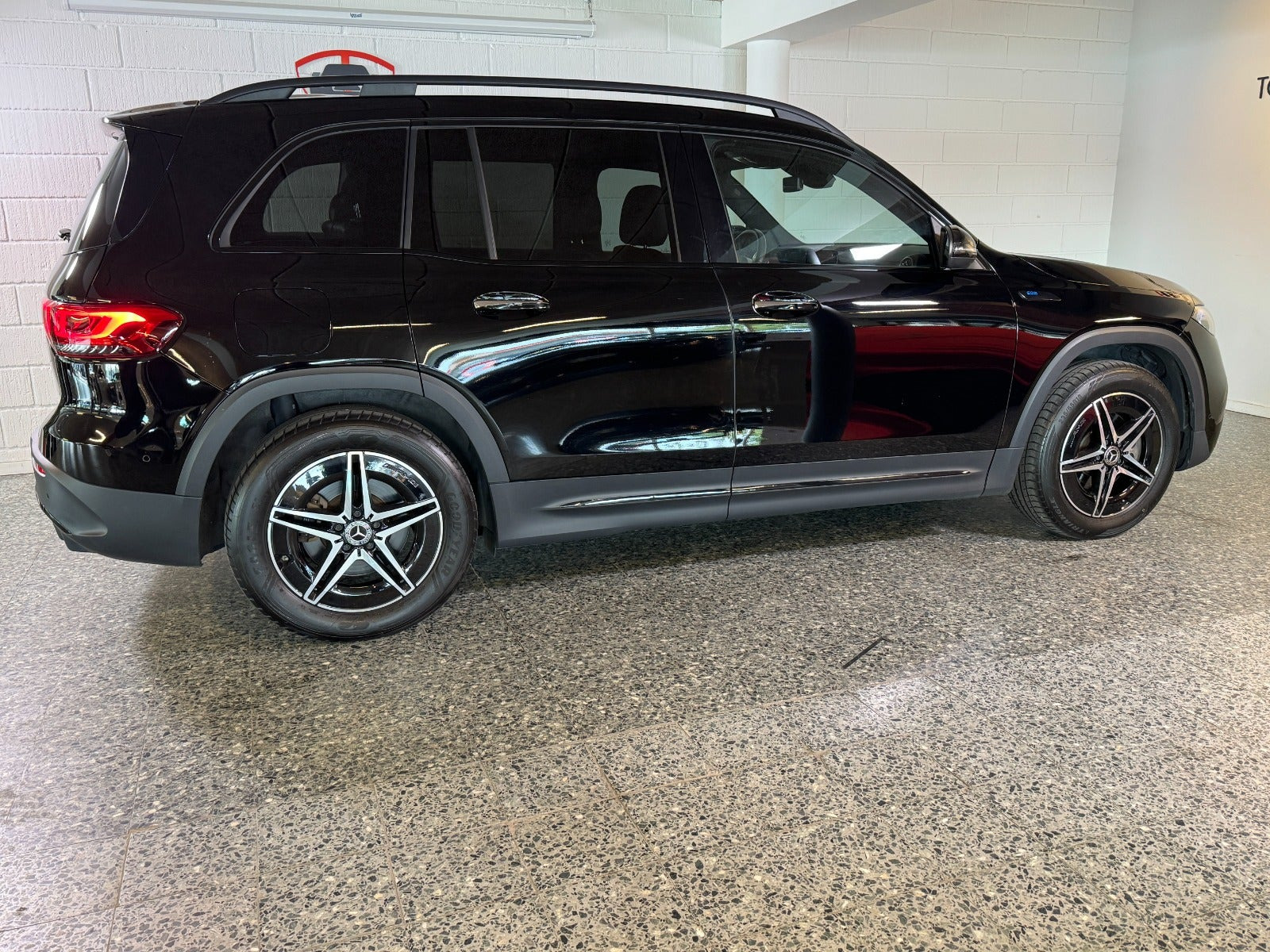 Sort Mercedes EQB250 fra 2023