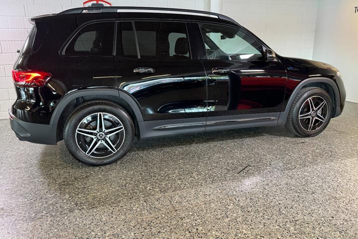 Sort Mercedes EQB250 fra 2023