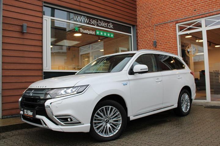 Hvid Mitsubishi Outlander fra 2020