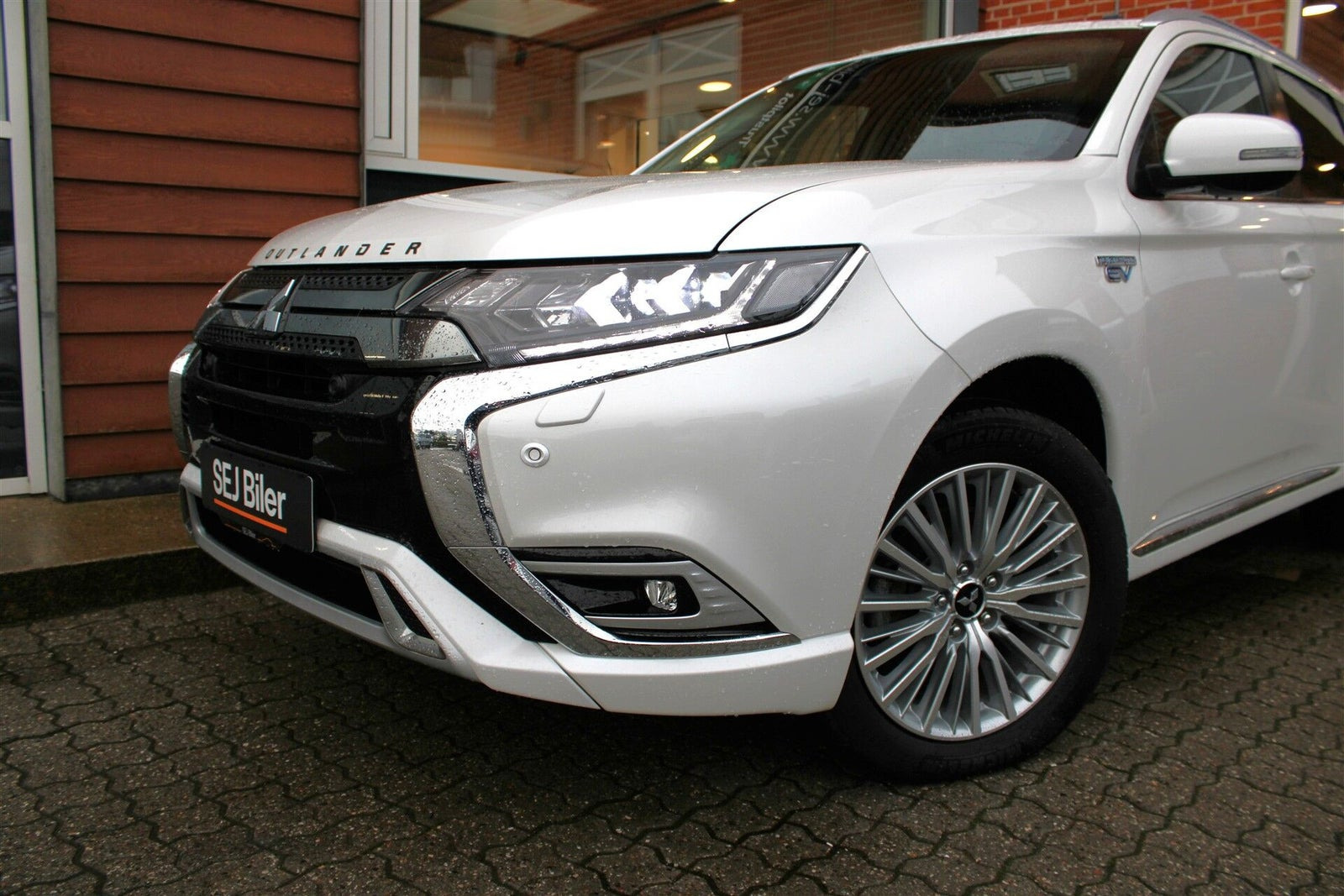 Hvid Mitsubishi Outlander fra 2020