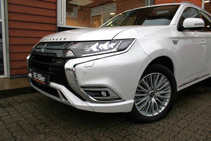 Hvid Mitsubishi Outlander fra 2020