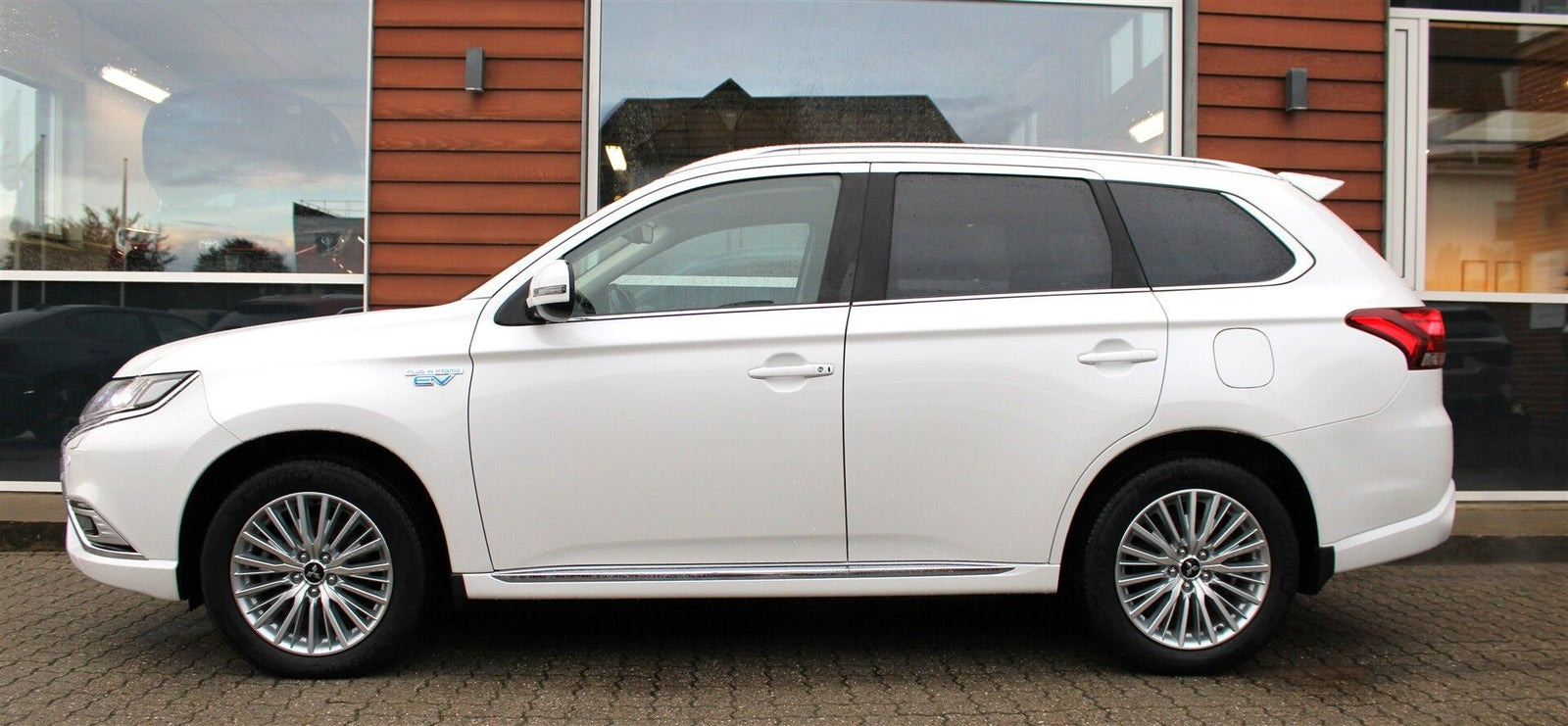Hvid Mitsubishi Outlander fra 2020