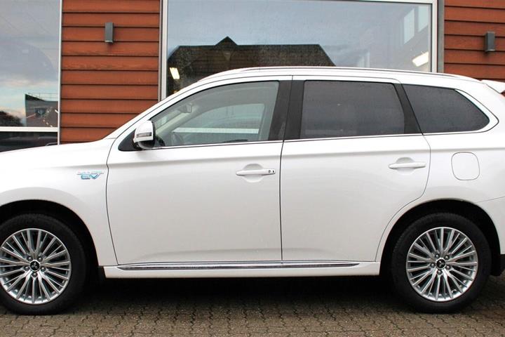 Hvid Mitsubishi Outlander fra 2020