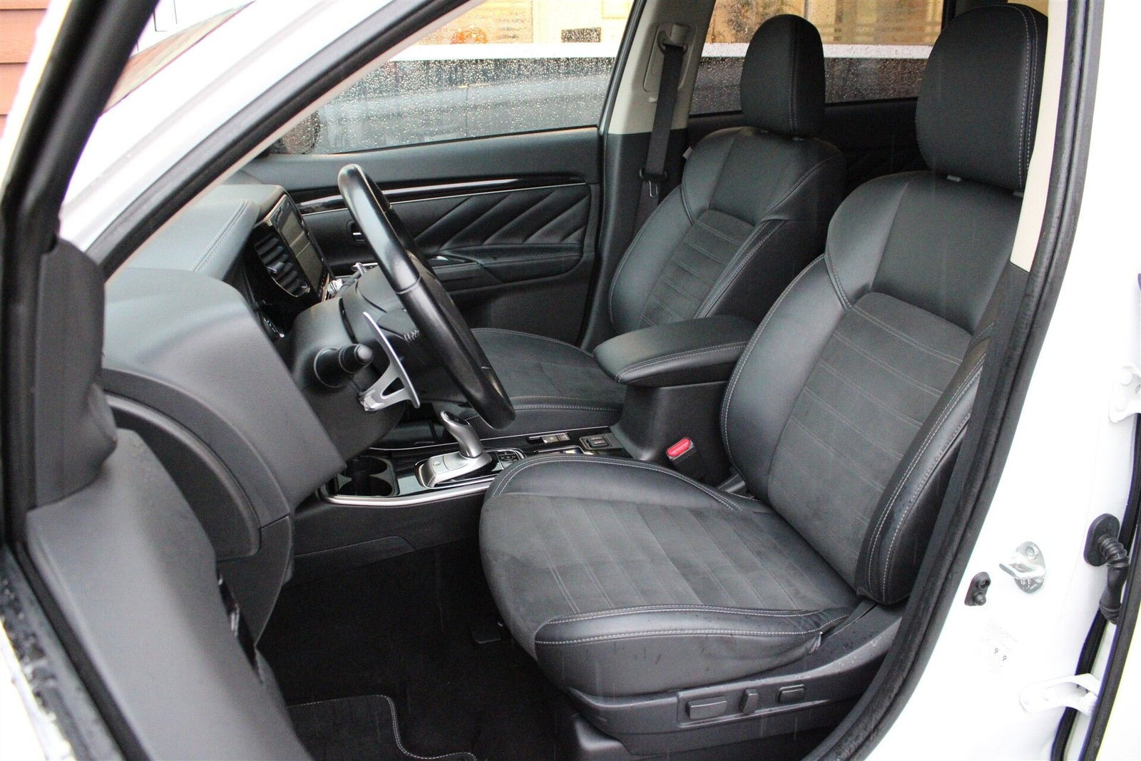 Hvid Mitsubishi Outlander fra 2020