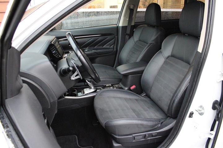 Hvid Mitsubishi Outlander fra 2020