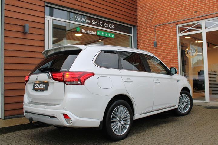 Hvid Mitsubishi Outlander fra 2020