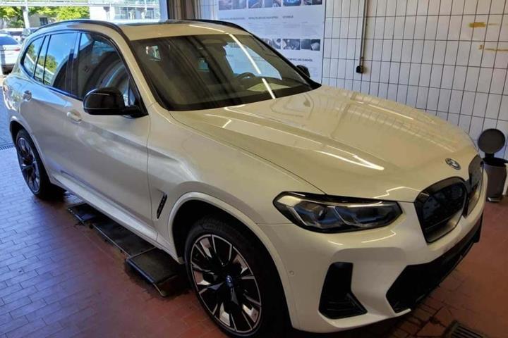 Hvid BMW iX3 fra 2023