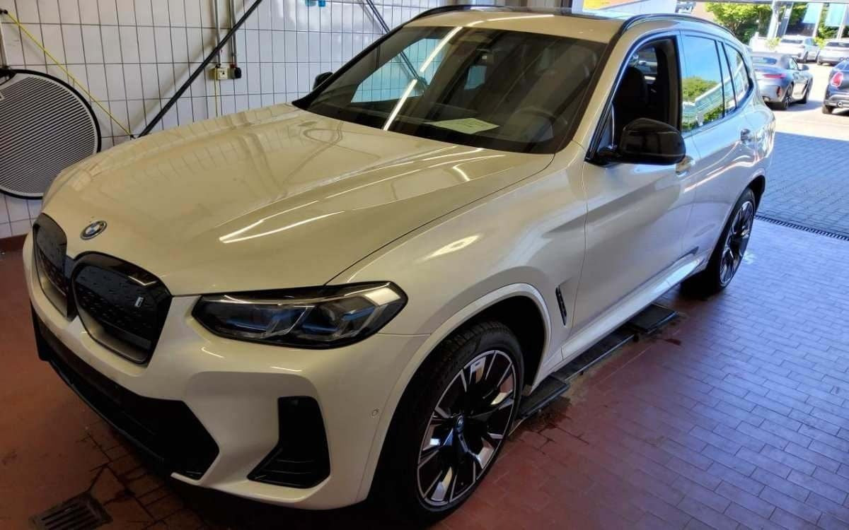 Hvid BMW iX3 fra 2023