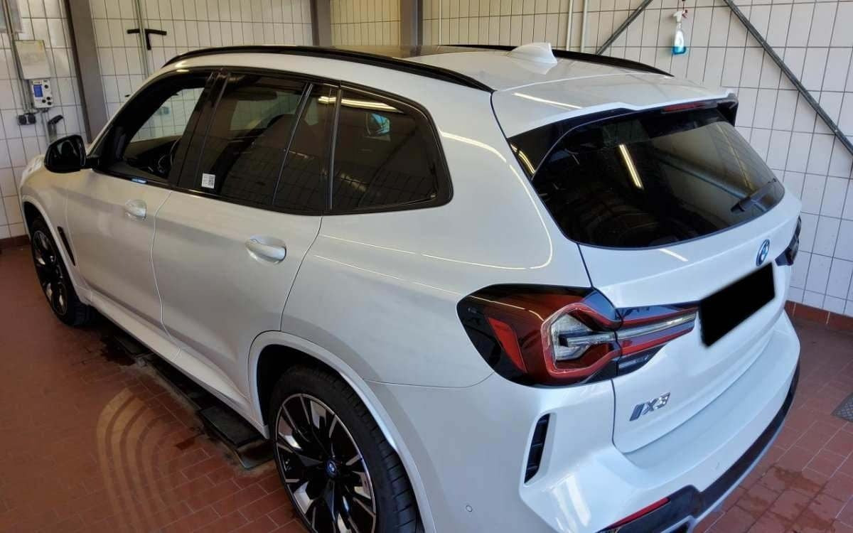 Hvid BMW iX3 fra 2023