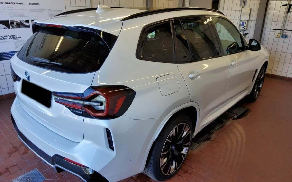 Hvid BMW iX3 fra 2023