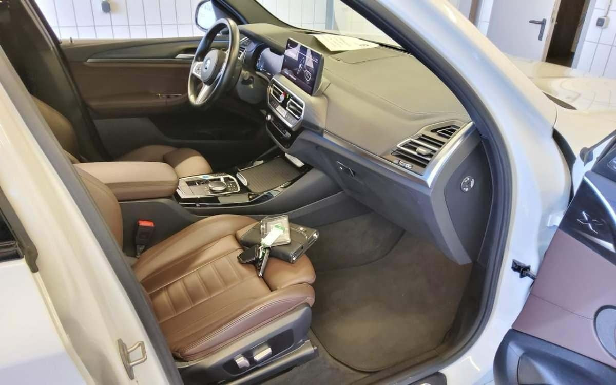 Hvid BMW iX3 fra 2023