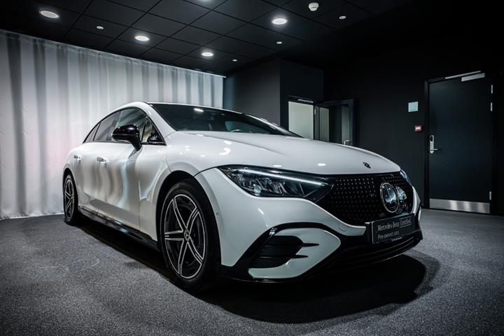 Hvid Mercedes EQE350 fra 2024