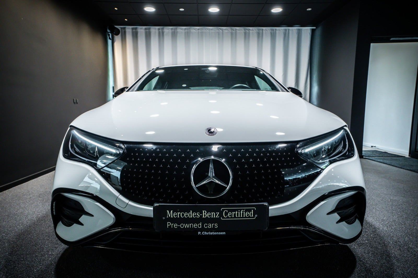 Hvid Mercedes EQE350 fra 2024