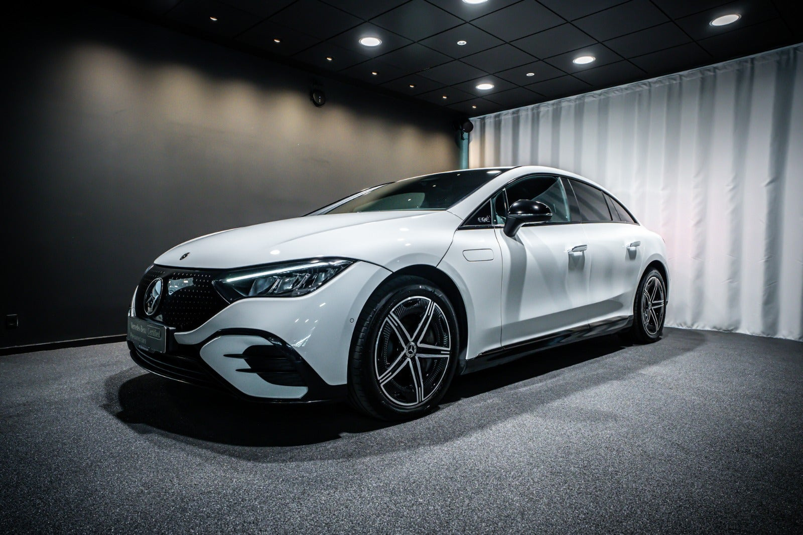 Hvid Mercedes EQE350 fra 2024