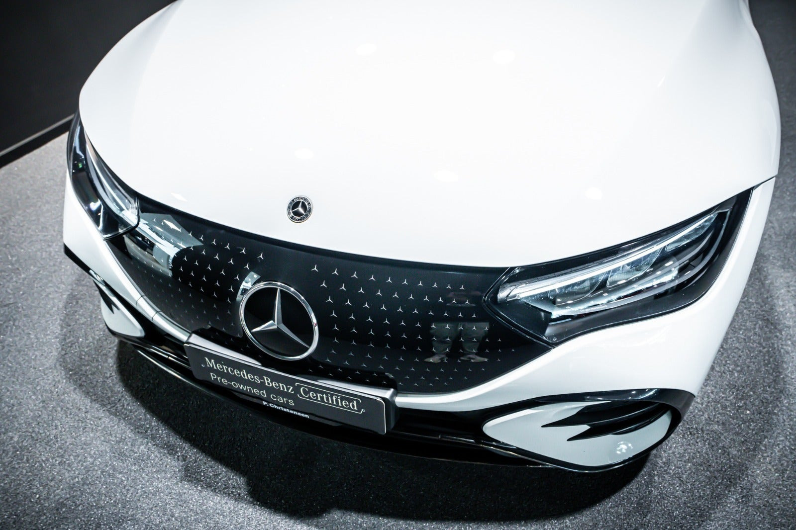Hvid Mercedes EQE350 fra 2024