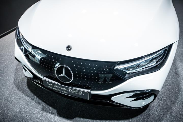 Hvid Mercedes EQE350 fra 2024
