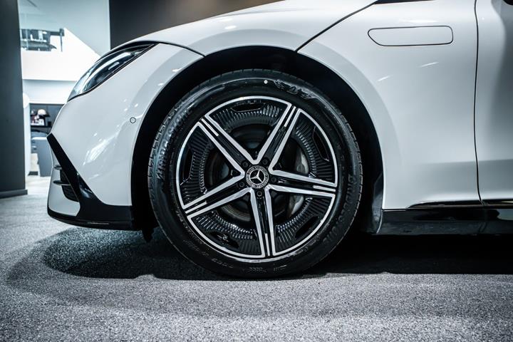Hvid Mercedes EQE350 fra 2024