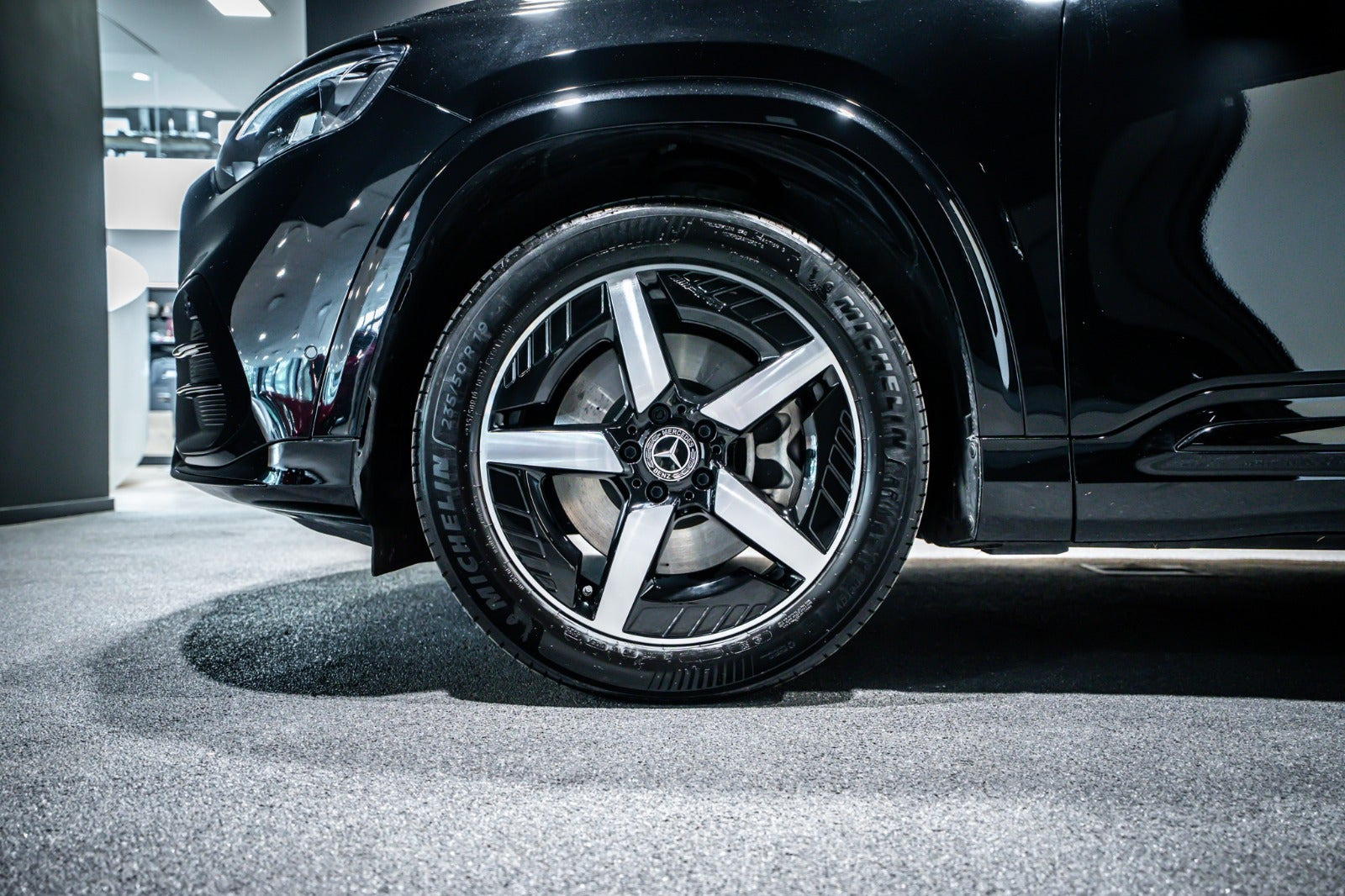 Sort Mercedes GLB250+ fra 2026