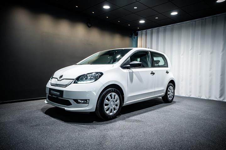 Hvid Skoda Citigo-e fra 2021 set udefra
