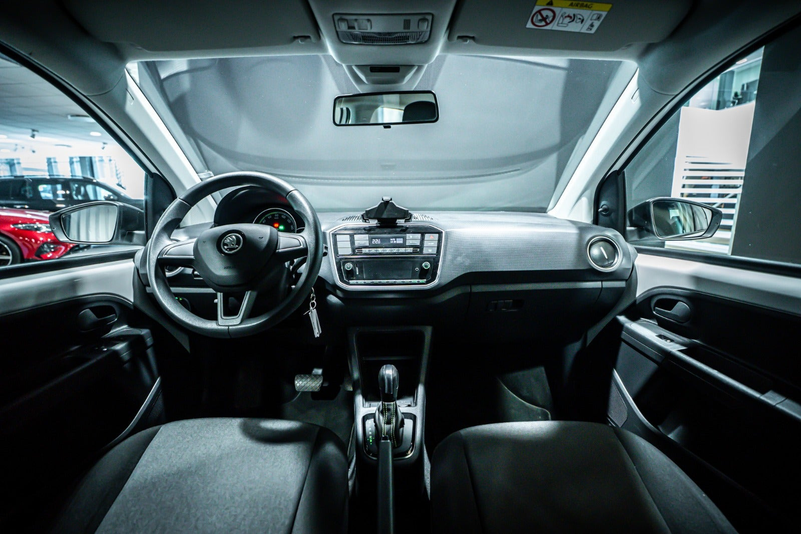 Hvid Skoda Citigo-e fra 2021 set indefra