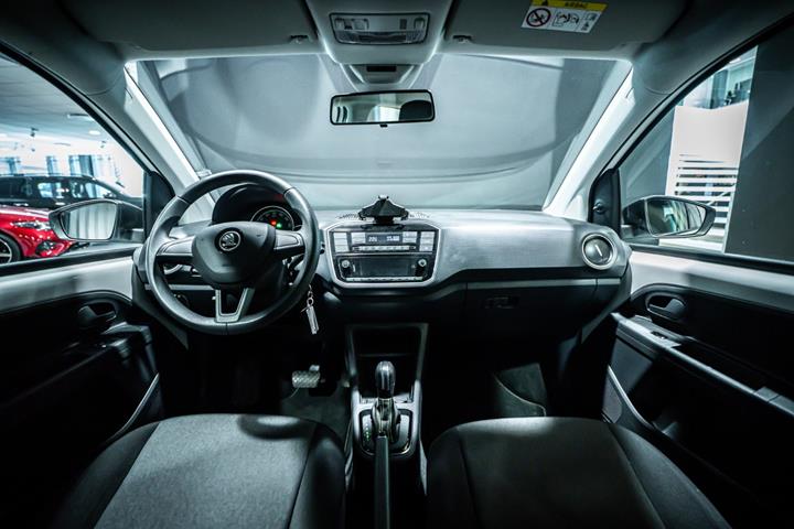 Hvid Skoda Citigo-e fra 2021 set indefra