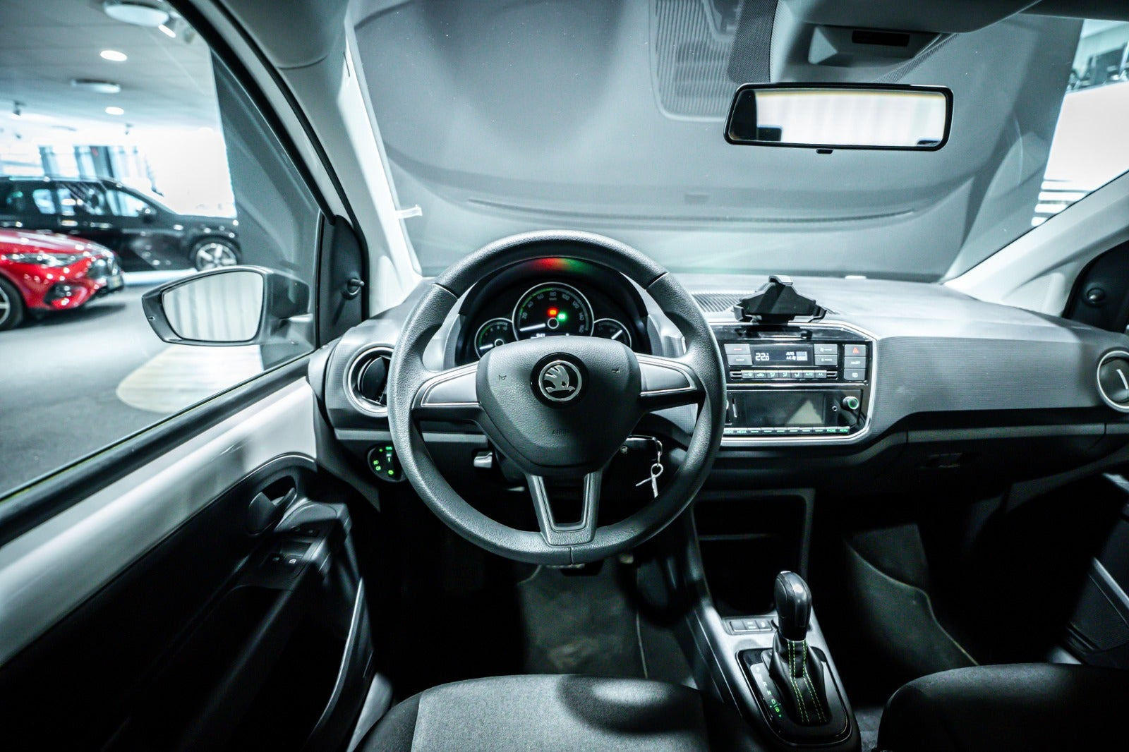 Hvid Skoda Citigo-e fra 2021 set indefra