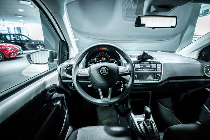 Hvid Skoda Citigo-e fra 2021 set indefra