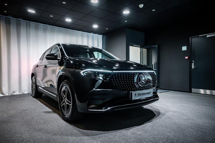 Sort Mercedes EQA350 fra 2025 set udefra