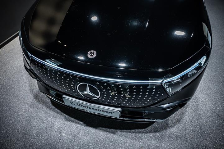 Sort Mercedes EQA350 fra 2025