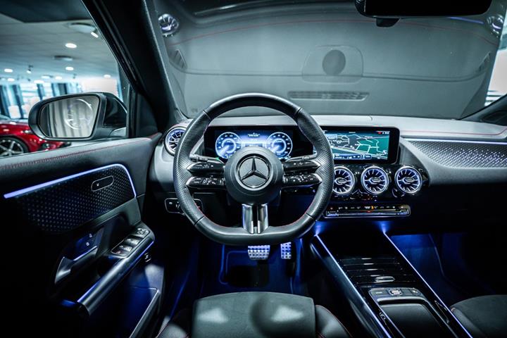 Sort Mercedes EQA350 fra 2025