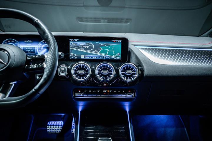 Sort Mercedes EQA350 fra 2025