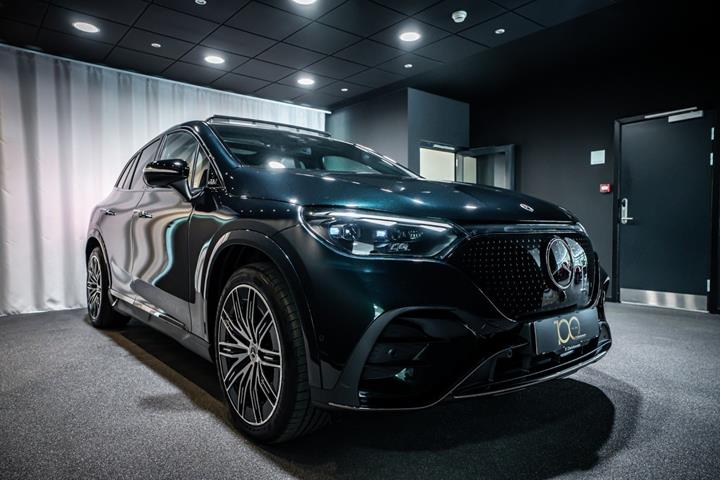 Grøn Mercedes EQE350 SUV fra 2026 set udefra