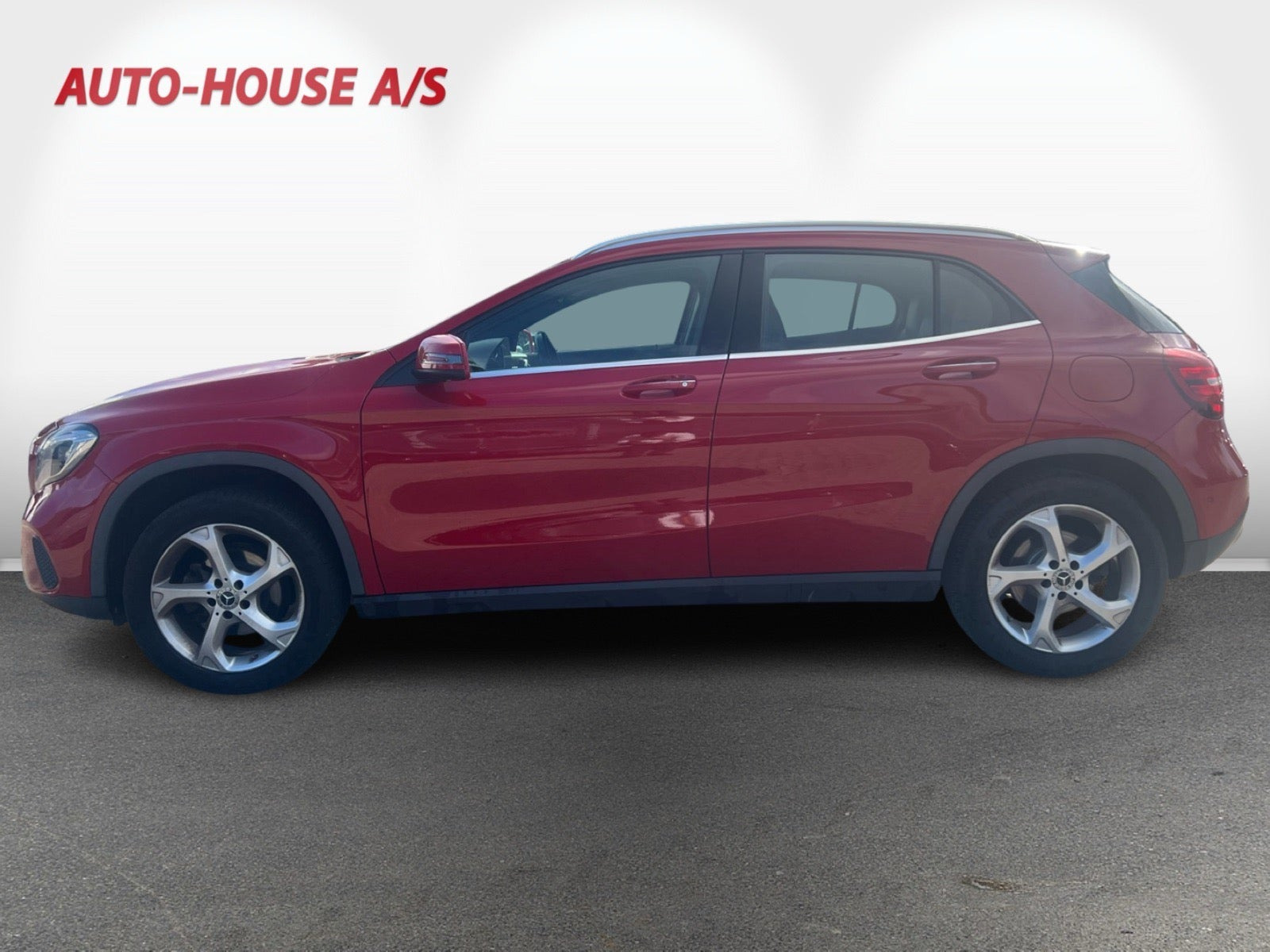 Rød Mercedes GLA220 d fra 2018