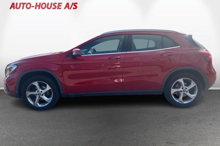 Rød Mercedes GLA220 d fra 2018
