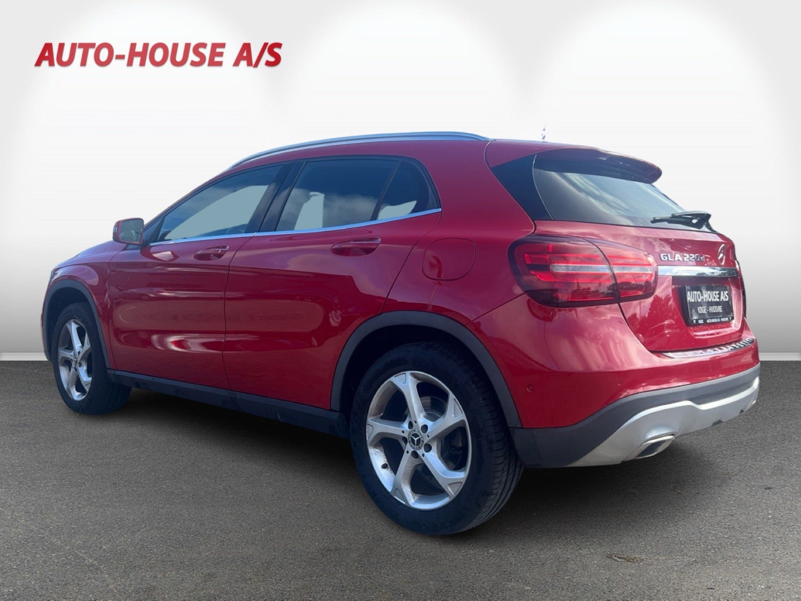 Rød Mercedes GLA220 d fra 2018