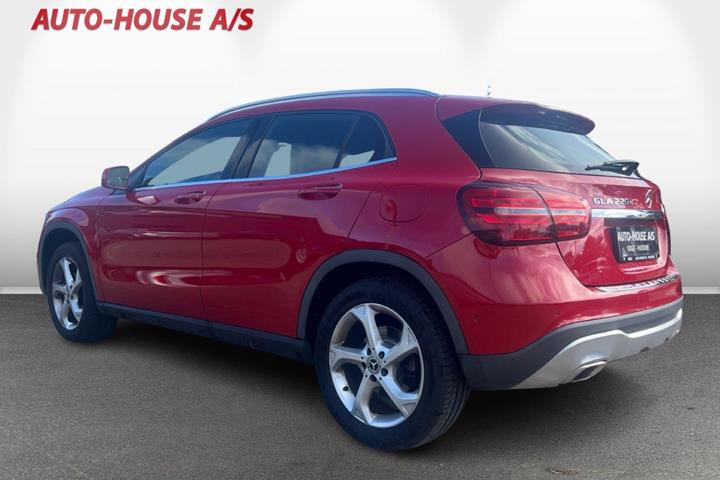 Rød Mercedes GLA220 d fra 2018