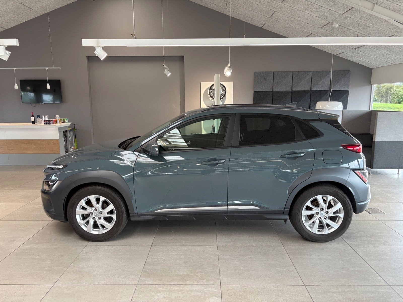 Grå Hyundai Kona fra 2022