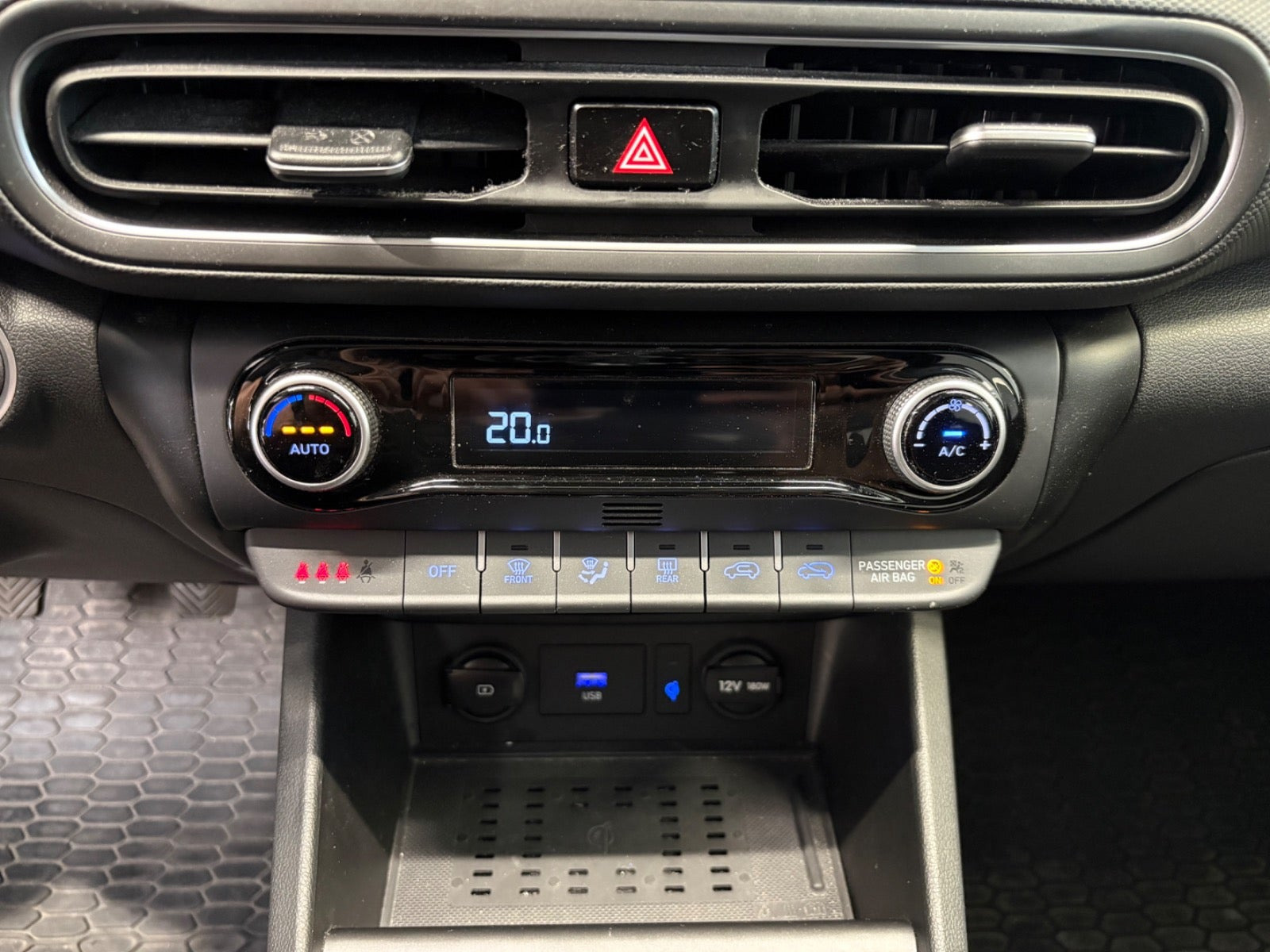 Grå Hyundai Kona fra 2022