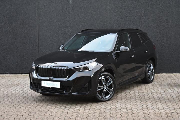 Sort BMW iX1 fra 2023 set udefra