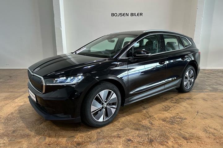 Sort Skoda Enyaq fra 2023 set udefra
