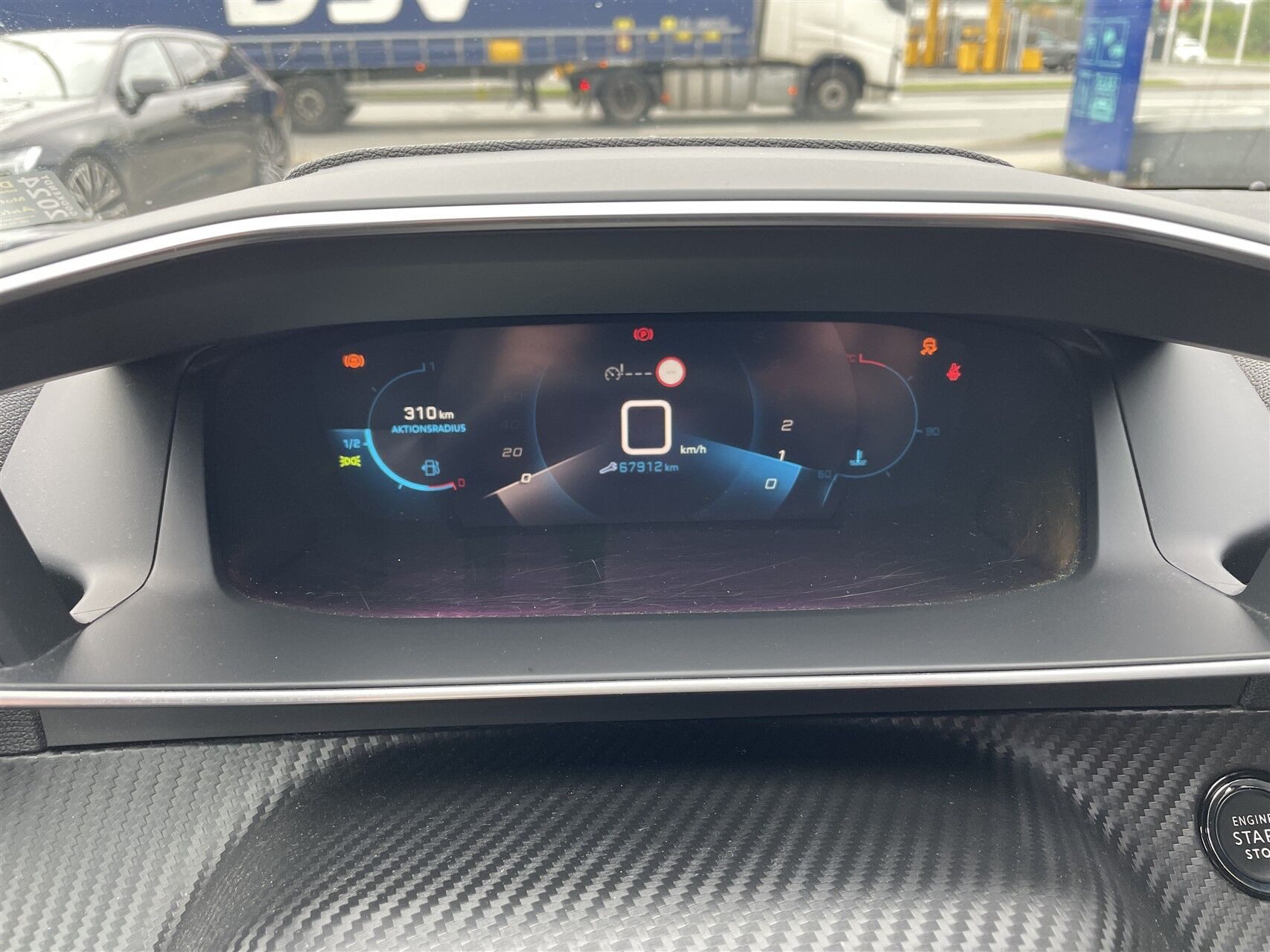Grå Peugeot 2008 fra 2020