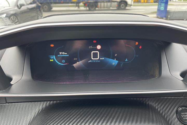 Grå Peugeot 2008 fra 2020