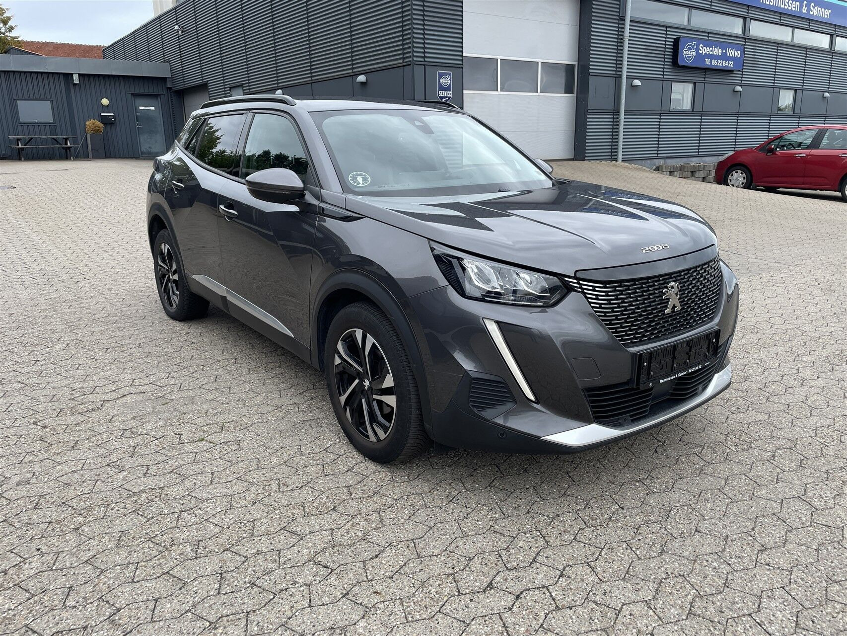 Grå Peugeot 2008 fra 2020