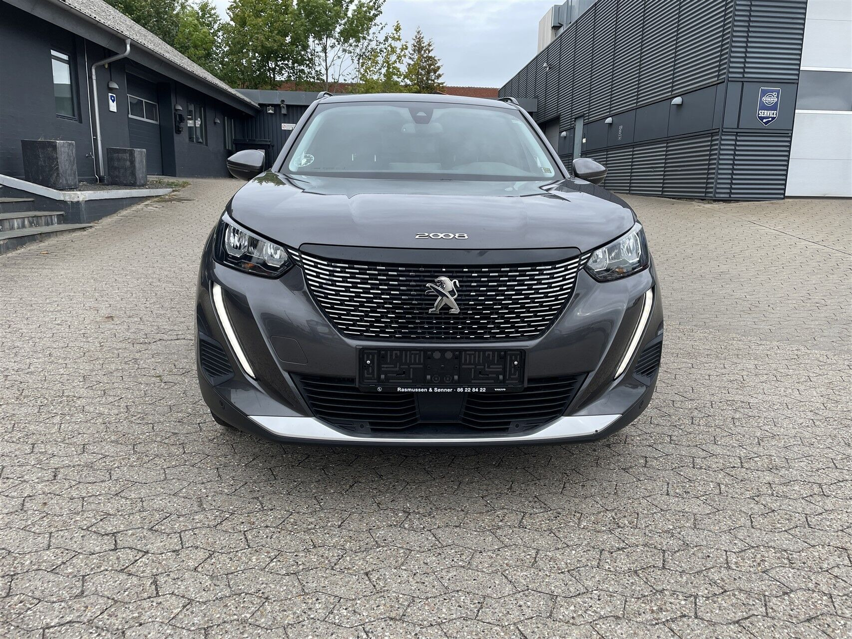 Grå Peugeot 2008 fra 2020