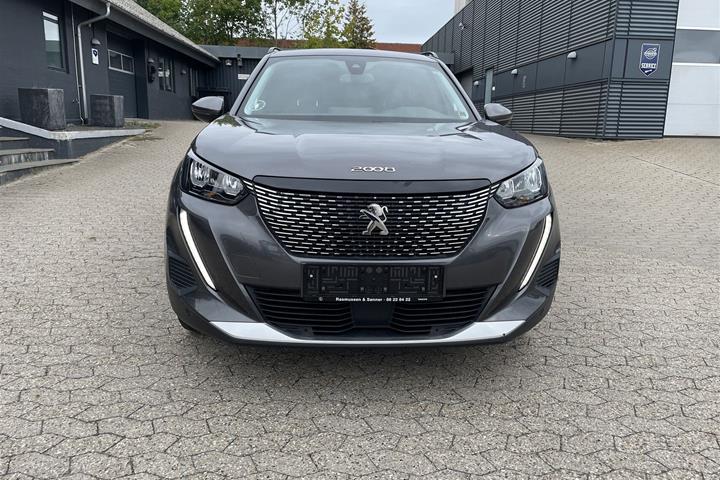Grå Peugeot 2008 fra 2020