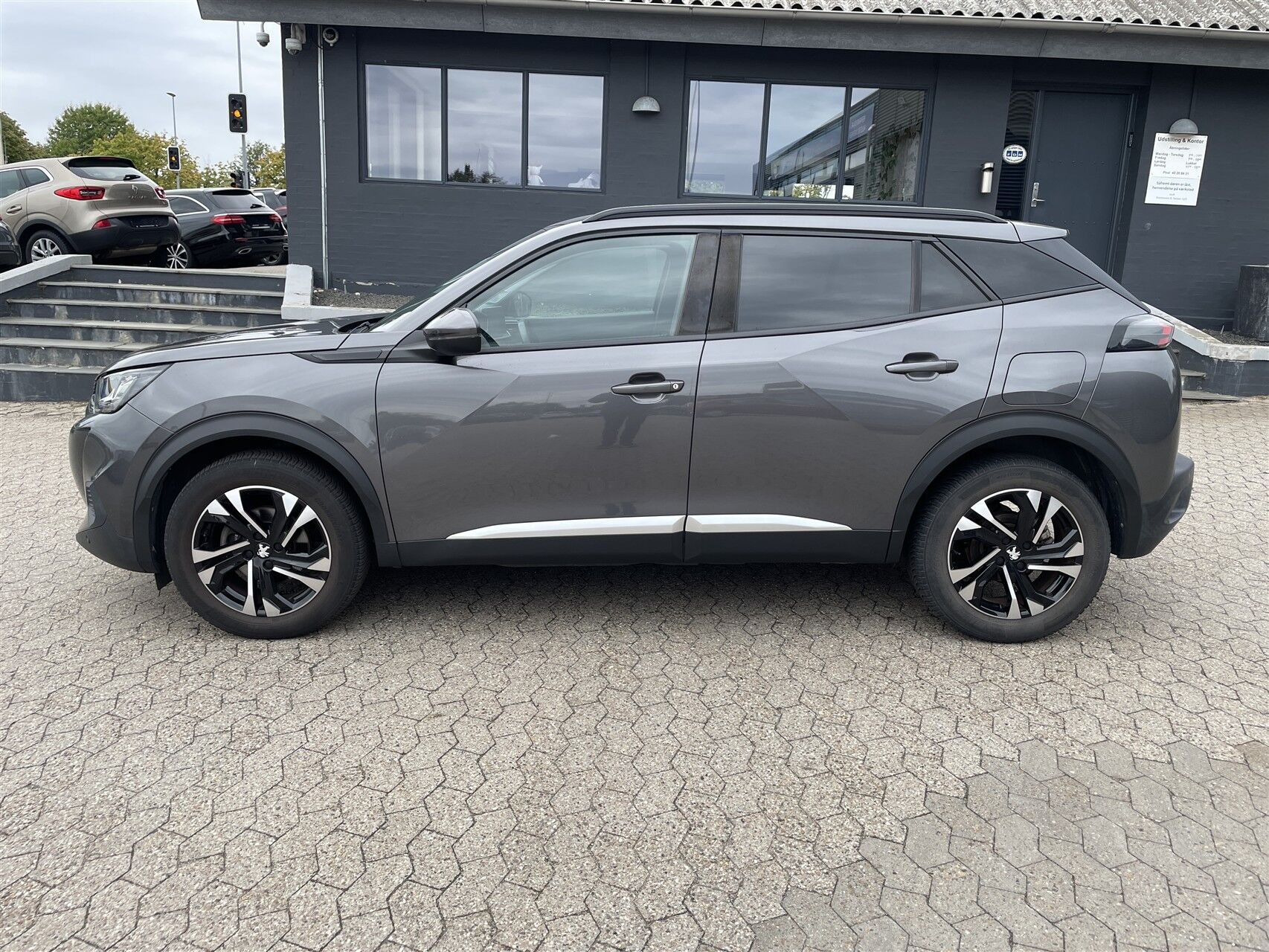 Grå Peugeot 2008 fra 2020